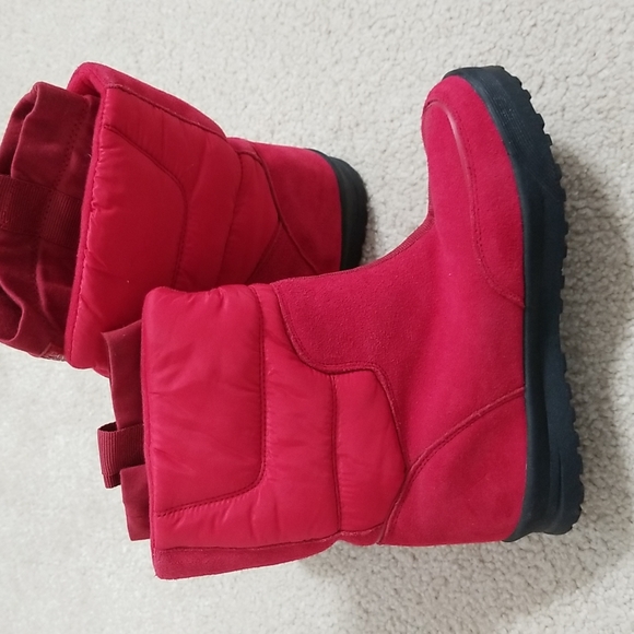 Land's End ladies ankle snow boots. Red. Size 6. Never worn. - Picture 2 of 3
